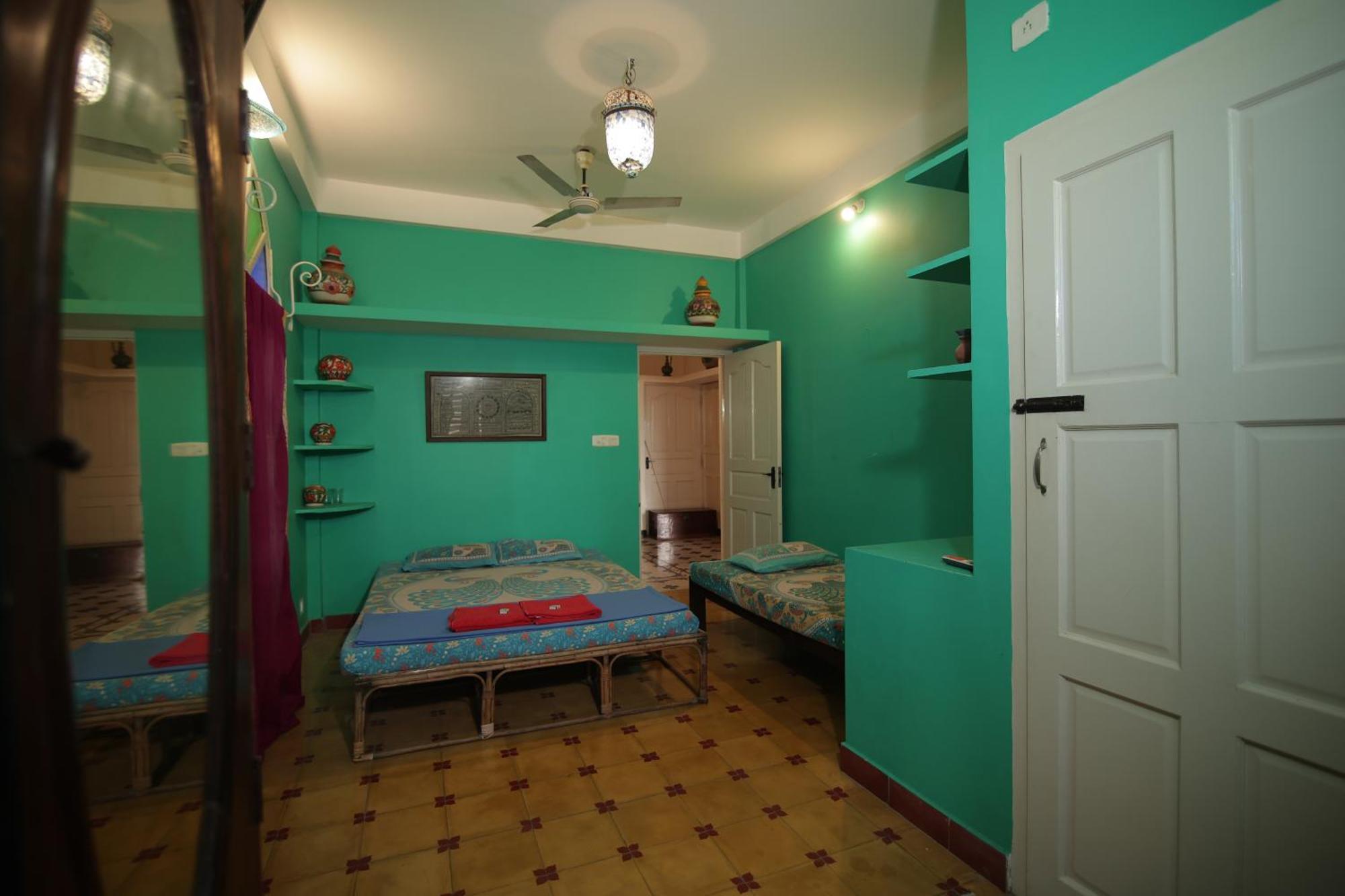 Holi-Wood Guesthouse 蓬蒂切里 外观 照片