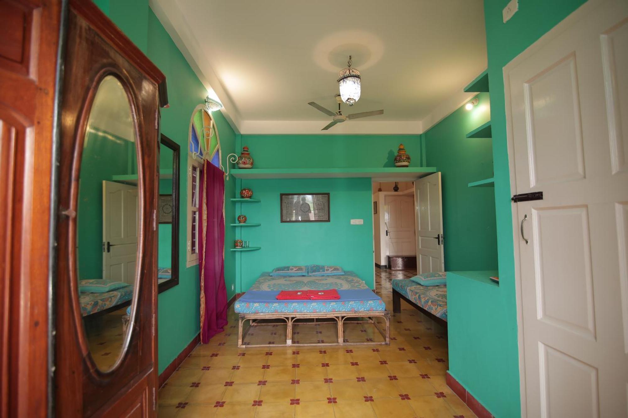 Holi-Wood Guesthouse 蓬蒂切里 外观 照片